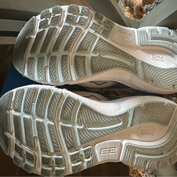 Used Brooks Adrenaline GTS 23 size 6.5 - Picture 3 of 6